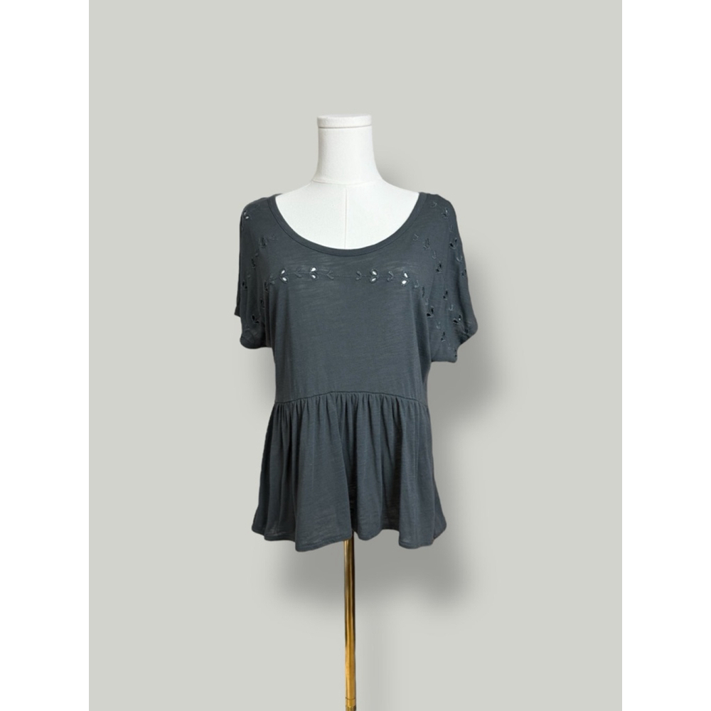 AMERICAN EAGLE Blouse Women Size Medium Gray Baby Doll Top Floral Eyelet - Picture 2 of 14